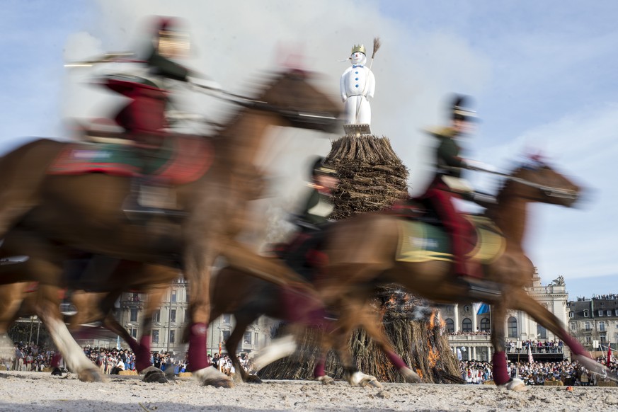 Reiter einer Zunft galoppieren um den brennenden Boeoegg, anlaesslich des traditionellen Sechselaeutens am Montag, 13. April 2015, in Zuerich. (KEYSTONE/Ennio Leanza)

Members of a guild ride around ...