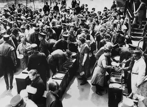 Armenspeisung: Arbeitslose bekommen etwas zu essen, Deutschland 1934.