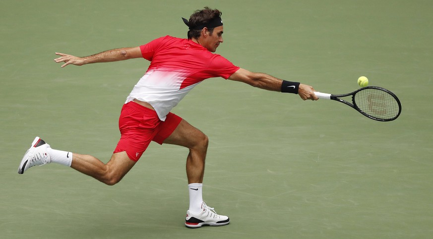 epa06175244 Roger Federer of Switzerland hits a return to Mikhail Youzhny of Russia on the fourth day of the US Open Tennis Championships at the USTA National Tennis Center in Flushing Meadows, New Yo ...
