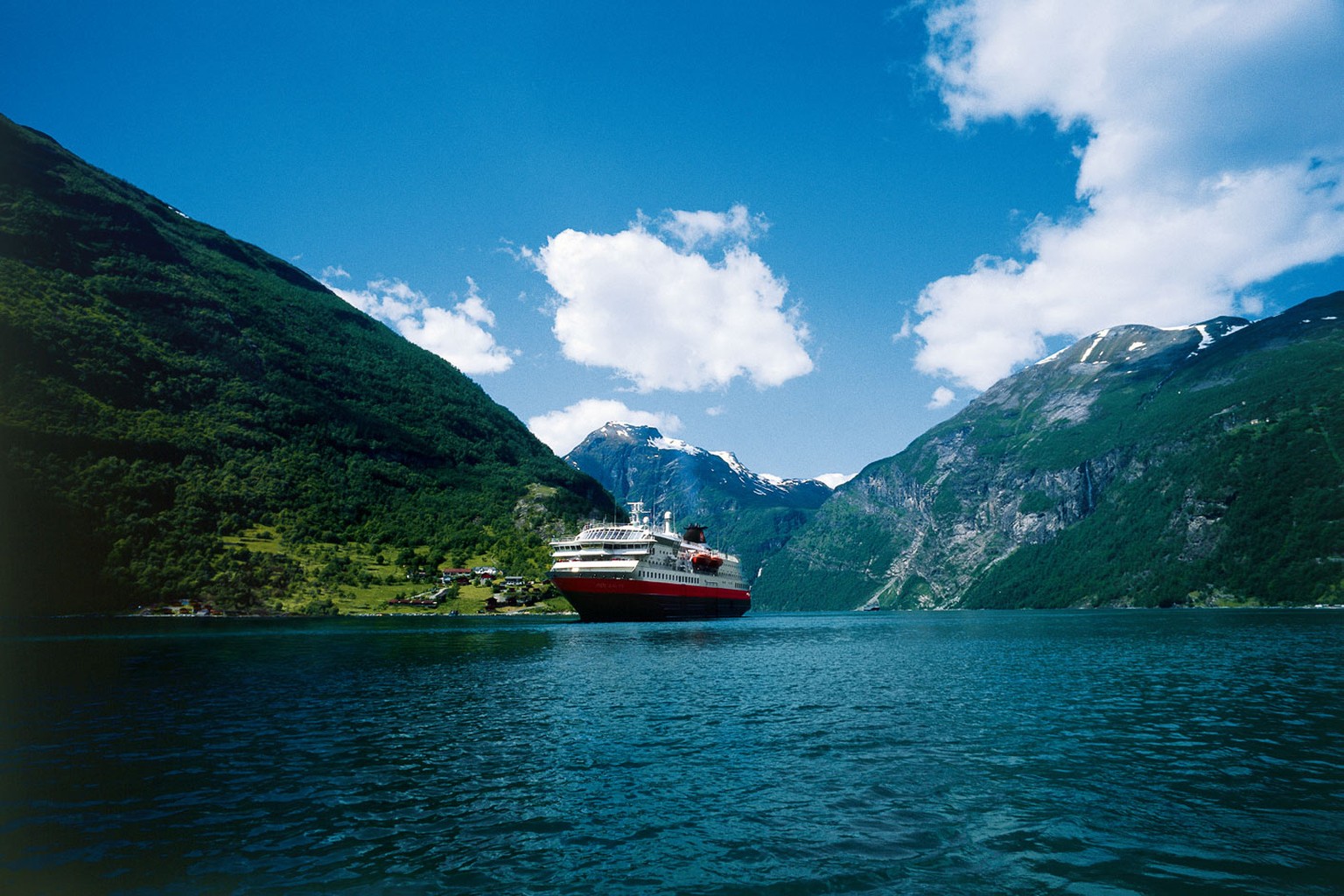 Mit der 123 Meter langen MS Nordnorge fuhr das norwegische Fernsehen 2011 die Hurtigruten-Strecke.