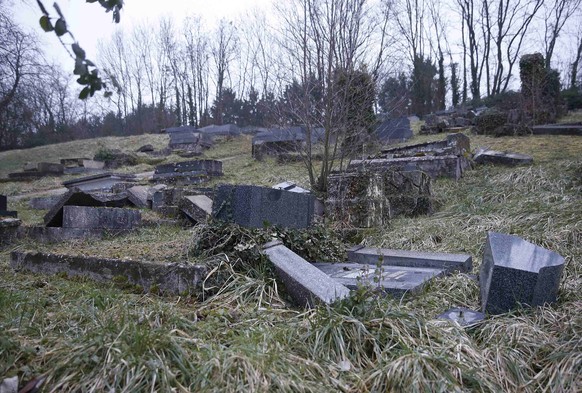 Auf einem jüdischen Friedhof im Osten Frankreichs sind mehrere hundert Gräber geschändet worden.&nbsp;