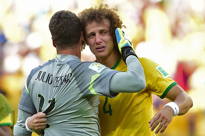 Nachdem Julio Cesar dank zwei gehaltenen Penaltys zum Held geworden ist, trötstet er den schluchzenden Teamkollegen.