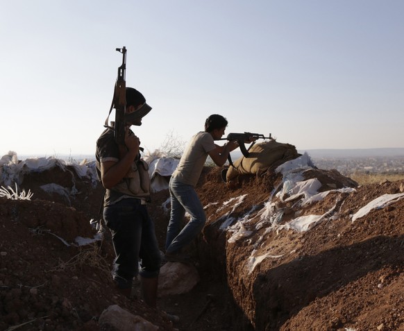 Kämpfer der Freien Syrischen Armee in einem Graben nahe der Front bei Wadi Al-Dayf (14. September).