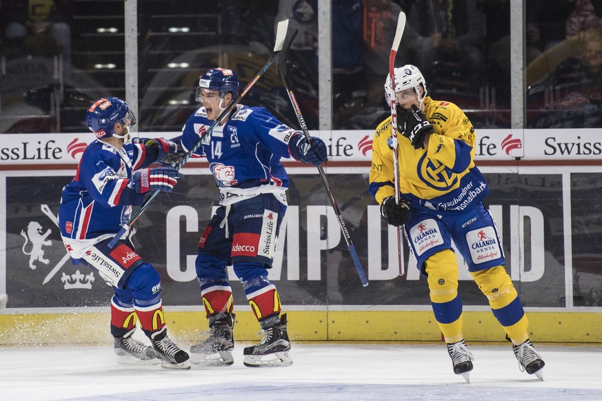 Zuerich&#039;s Patrick Thoresen, links, und Zuerich&#039;s Chris Baltisberger, Mitte, jubeln beim Eishockeyspiel der Nationalleague A ZSC Lions gegen den HC Davos im Hallenstadion in Zuerich, aufgenom ...