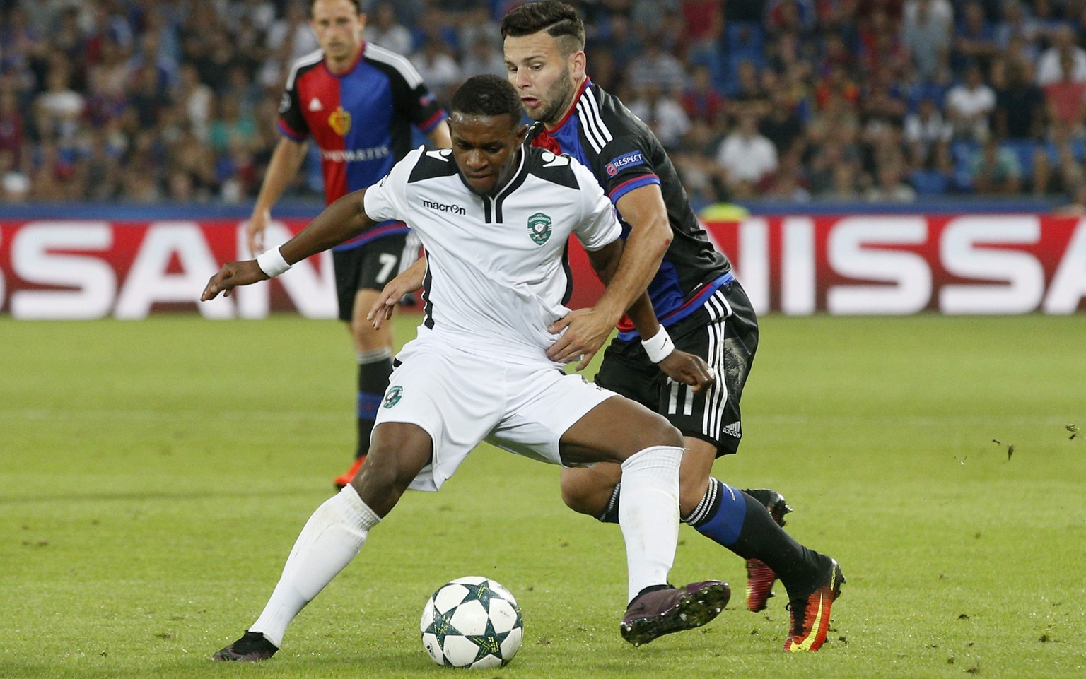 13.09.2016; Basel; Fussball Champions League - FC Basel - PFC Ludogorets Razgrad; Virgil Misidjan (L, Rasgrad) gegen Renato Steffen (R, Basel) (Marc Schumacher/freshfocus)