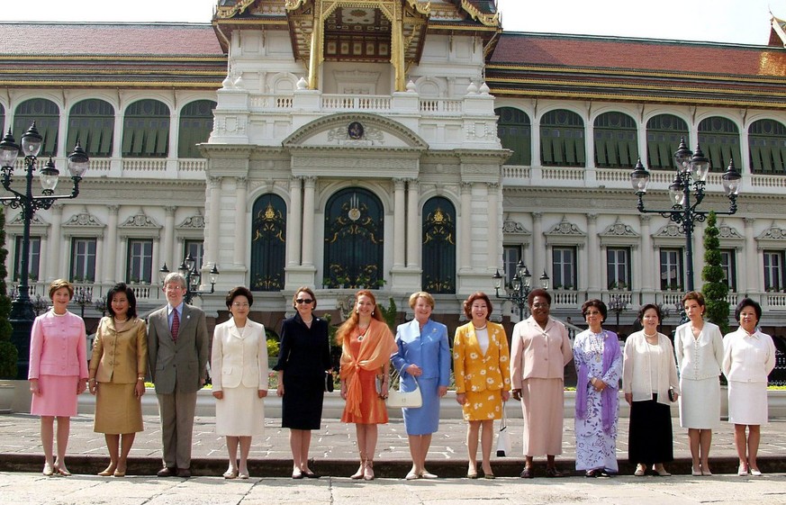A group photo of the spouses of the APEC leaders in front of the Royal Pantheon in Bangkok, Monday, 20 October 2003. From L-R US First Lady Laura Bush and Pojaman Shinawatra, wife of Thai Prime Minist ...