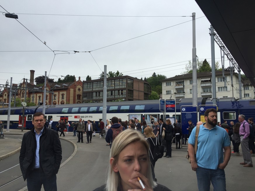 Bahnhof Tiefenbrunnen in Zürich: Zeit für eine zusätzliche Zigarette.&nbsp;