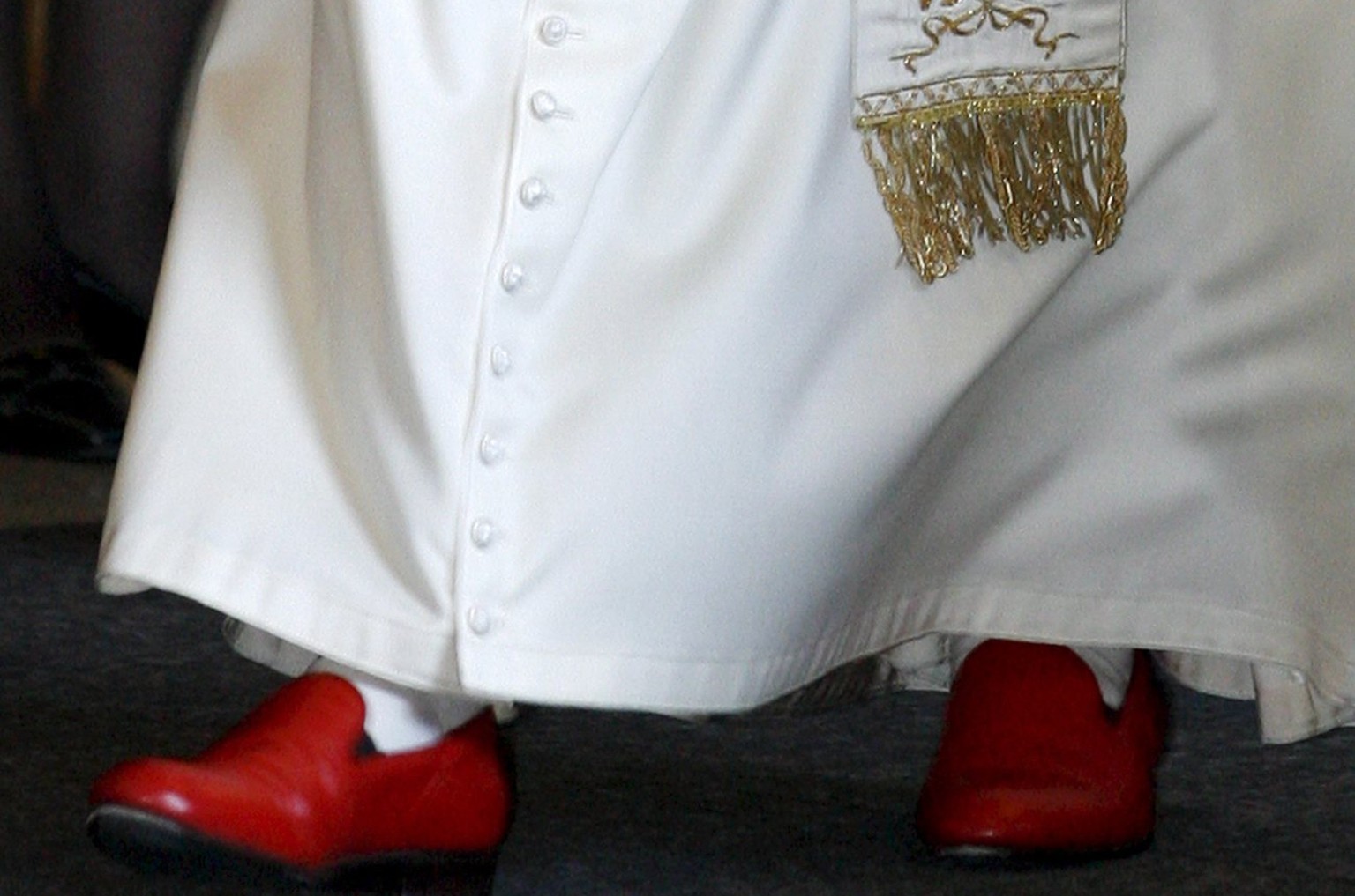 Extravagant: Fussbekleidung des inzwischen emeritierten Papstes Benedikt XVI.&nbsp;