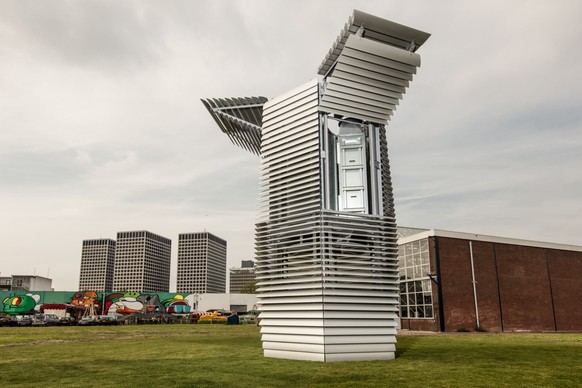 Der Smog Free Tower säubert die dreckige Luft nach dem Prinzip des Staubsaugers.