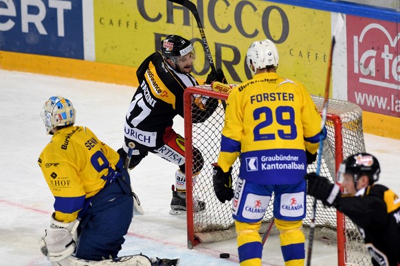 Luganos Luca Fazzini, Mitte, feiert das 3-3 Goal beim Eishockey-Qualifikationsspiel der National League A zwischen dem HC Davos und dem HC Lugano, in der Resega Eishalle in Lugano am Sonntag, 8. Janua ...