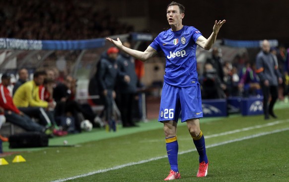 Juventus&#039; Stephan Lichtsteiner reacts during the Champions League quarterfinal second leg soccer match between Monaco and Juventus at Louis II stadium in Monaco, Wednesday, April 22, 2015. (AP Ph ...