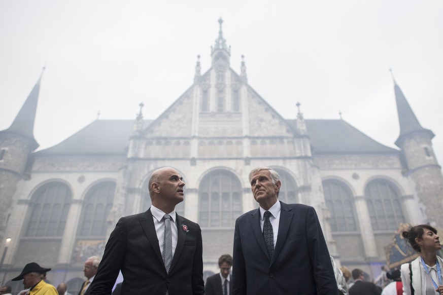 Bundesrat Alain Berset, links, spricht mit Gustave Marchand, Direktor des Bundesamtes fuer Bauten und Logistik, rechts, anlaesslich der offiziellen Eroeffnung des Neubaus Landesmuseum Zuerich, aufgeno ...