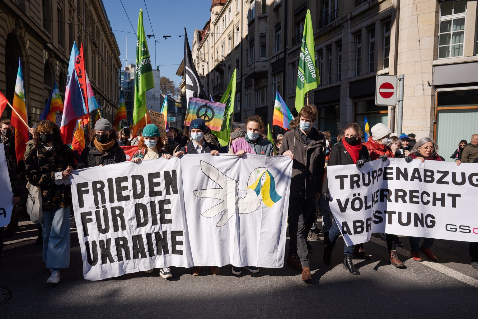 epa09786452 Protestors take part in a demonstration against Russia&#039;s military intervention in Ukraine at the in Bern, Switzerland, 26 February 2022. Russian troops bore down on Ukraine&#039;s cap ...