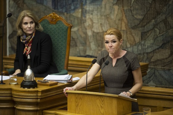 Dänische Immigrationsministerin Inger Stojberg (rechts) bei der umstrittenen Gesetzesdebatte im Parlament.