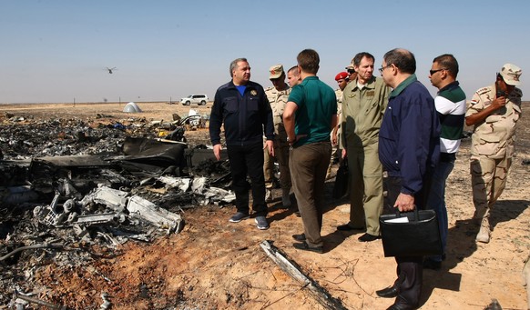 Russische Behördenmitglieder an der Absturzstelle im Sinai.