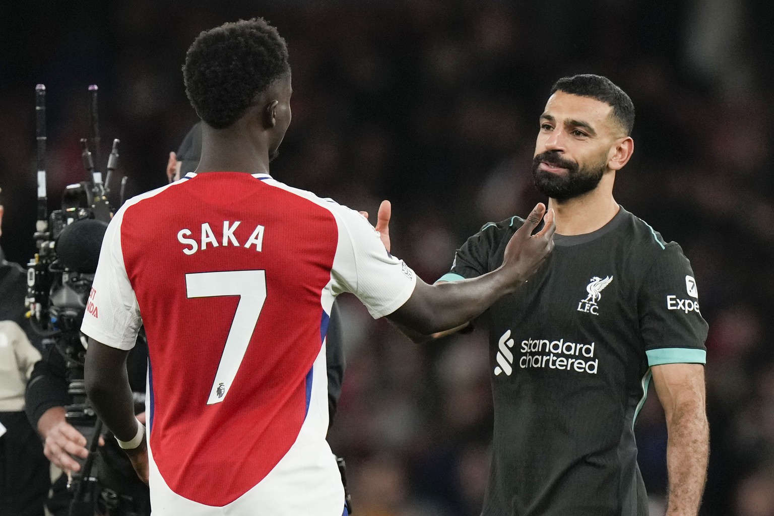 Nachrichten Linkding Arsenal's Bukayo Saka, left, greets Liverpool's Mohamed Salah at the end of the English Premier League soccer match between Arsenal and Liverpool, at Emirates Stadium in London, England, Sun ...