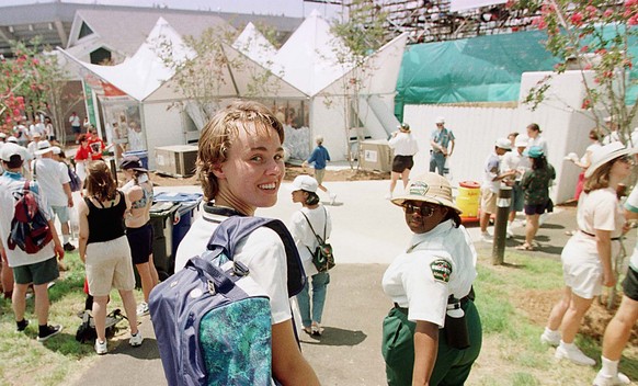 Martina Hingis (mit Leibwaechterin) verlaesst beim olympischen Tennisturnier 1996 in Atlanta das Stone Mountain Tennis Center nach dem Spiel gegen Joelle Schad als Siegerin. (KEYSTONE/Christoph Ruckst ...