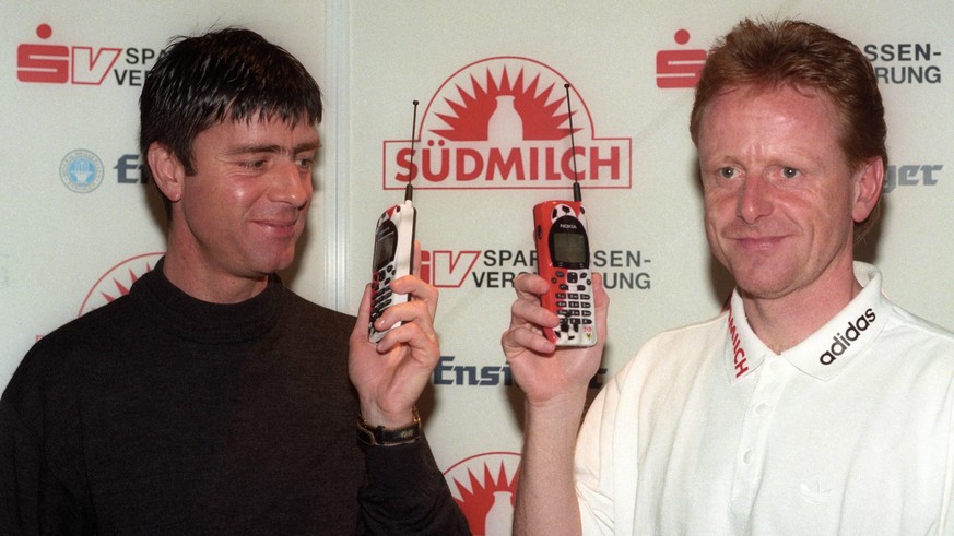 Trainer Rolf Fringer (re.) und Co Trainer Joachim Löw (beide VfB Stuttgart) mit Nokia Handys im VfB Design

team manager Rolf Fringer right and Co team manager Joachim Loew both VfB Stuttgart with Nok ...