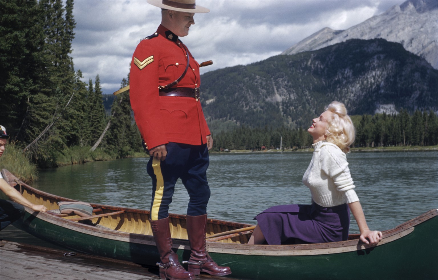 Drehpause von River of No Return (1953): Marilyn Monroe mit einem Beamten der Royal Canadian Mounted Police.