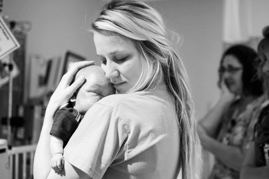 Die Krankenschwester Brittany Denise mit einem gerade verstorbenen Baby.
