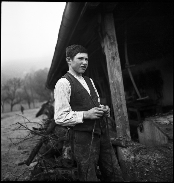 Knabe beim Holzhacken. Knabenerziehungsheim Oberbipp, Kanton Bern 1940.&nbsp;