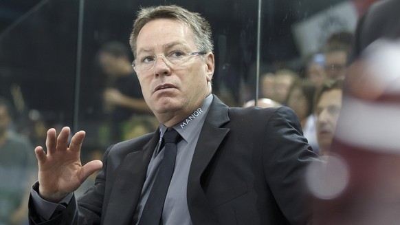 Geneve-Servette&#039;s Head coach Chris McSorley gestures, during the game of National League A (NLA) Swiss Championship between Geneve-Servette HC and SCL Tigers, at the ice stadium Les Vernets, in G ...