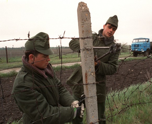 Noch gar nicht so lange her: Ungarn demontiert den Zaun an der Grenze zu Österreich.