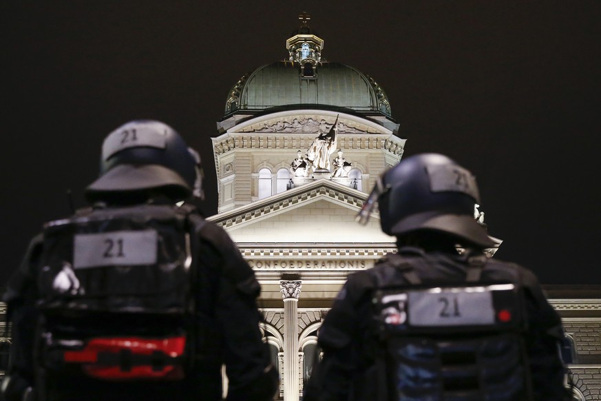 Polizisten auf dem Bundesplatz &nbsp;Bern (10.10.2015).