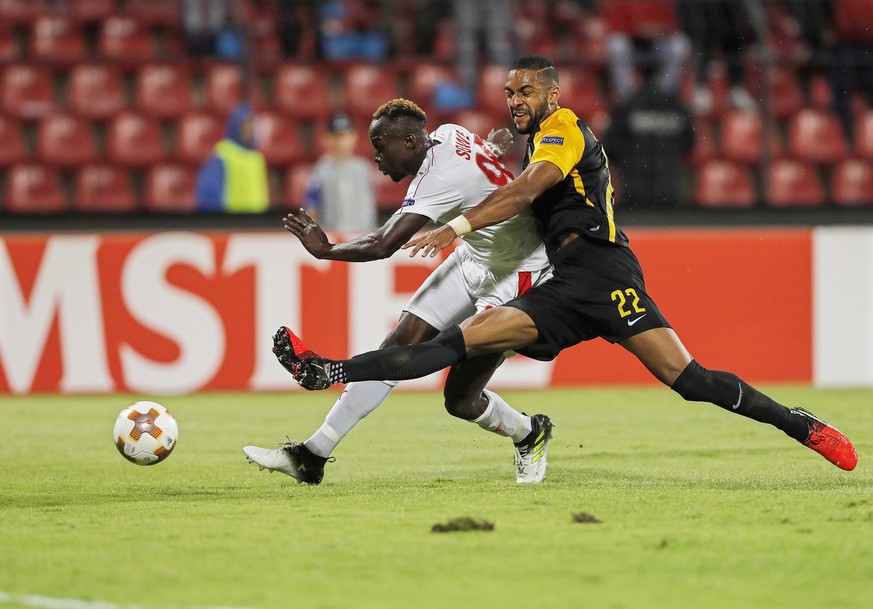 epa06233300 Skenderbeu&#039;s Ali Sowe (L) scores the 1-0 lead against Bern&#039;s Gregory Wuethrich (R) during the UEFA Europa League group B soccer match between KF Skenderbeu and BSC Young Boys Ber ...