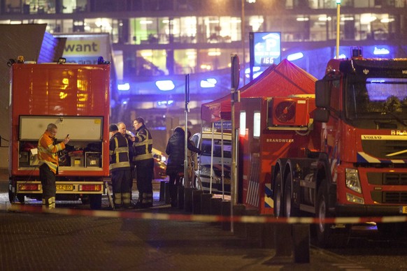 Einsatzbereit vor dem TV-Studio: Feuerwehr in Hilversum.