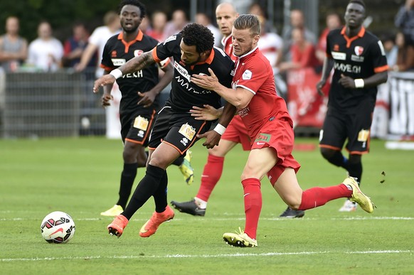 Der Bieler Ivo Zangger im Duell mit dem Sittener Carlitos.