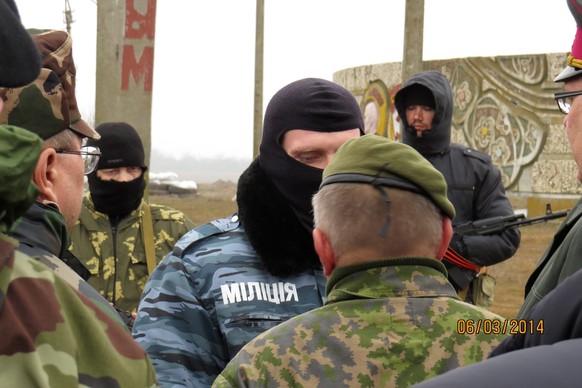 Uniformierte und maskierte Kräfte verweigern Militärbeobachtern der OSZE den Zugang zur Krim.