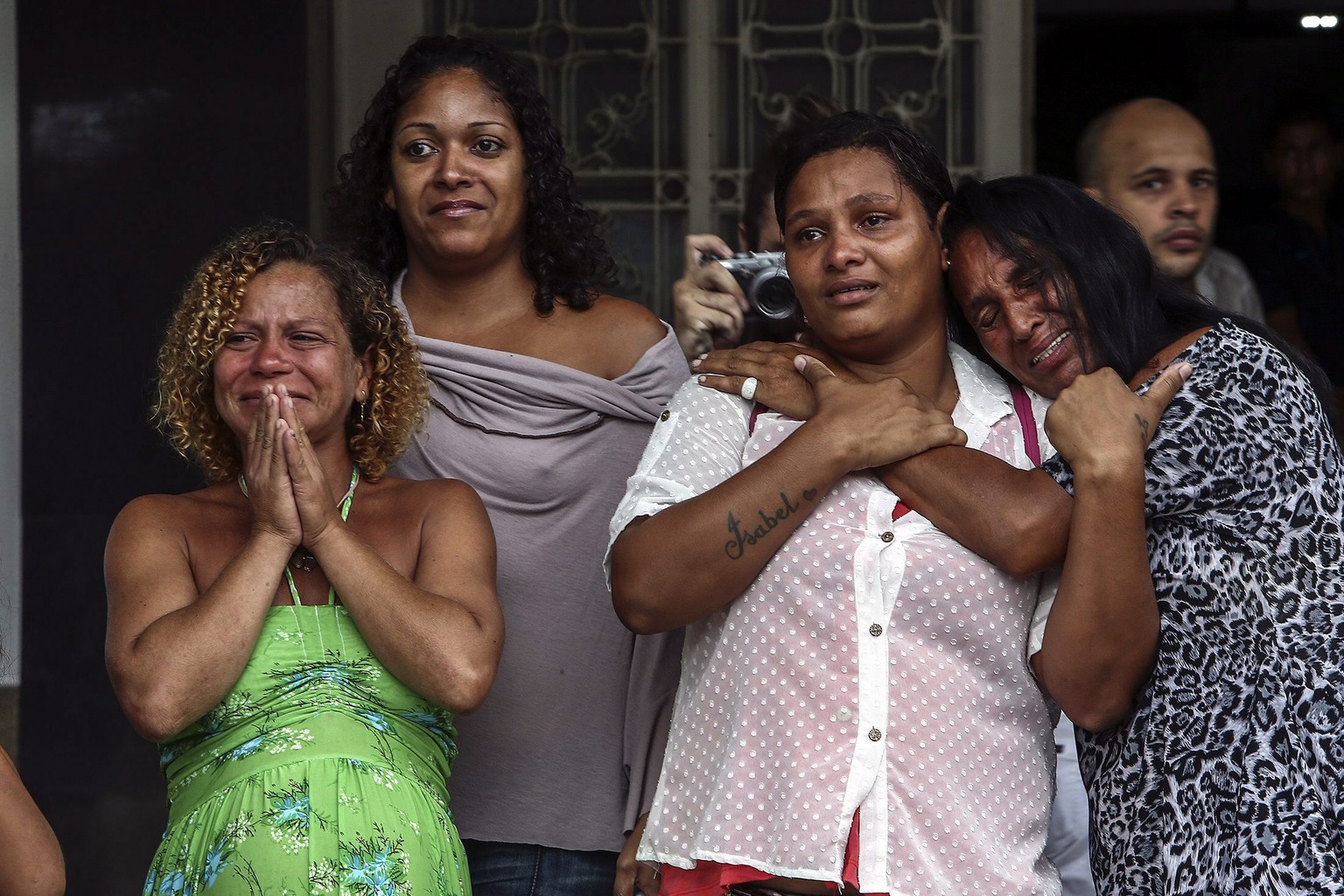 Trauernde Frauen bei der Beisetzung des getöteten Tänzers in Rio de Janeiro.