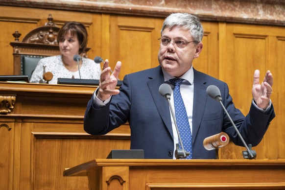 Franz Grueter, SVP-LU, rechts, spricht vor der Nationalratspraesidentin Marina Carobbio Guscetti, SP-TI, an der Sondersession des Nationalrats, am Dienstag, 7. Mai 2019 im Nationalrat in Bern. (KEYSTO ...