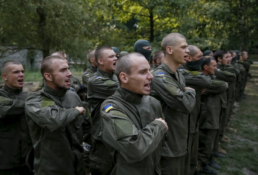 Rekruten des Neonazi-Regiments bei einer Drill-Übung. Gemäss OSZE schweigen seit Beginn der Waffenruhe am 1. September die Waffen&nbsp;– mehr oder weniger.