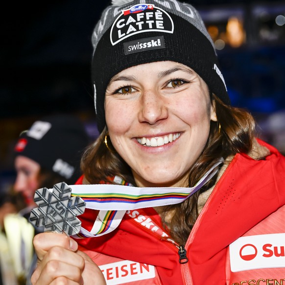 Nachrichten Linkding Silver medalist Wendy Holdener of Switzerland celebrates during the medals ceremony of the women's individual parallel race at the 2023 FIS Alpine Skiing World Championships in Courchevel/Meribel ...