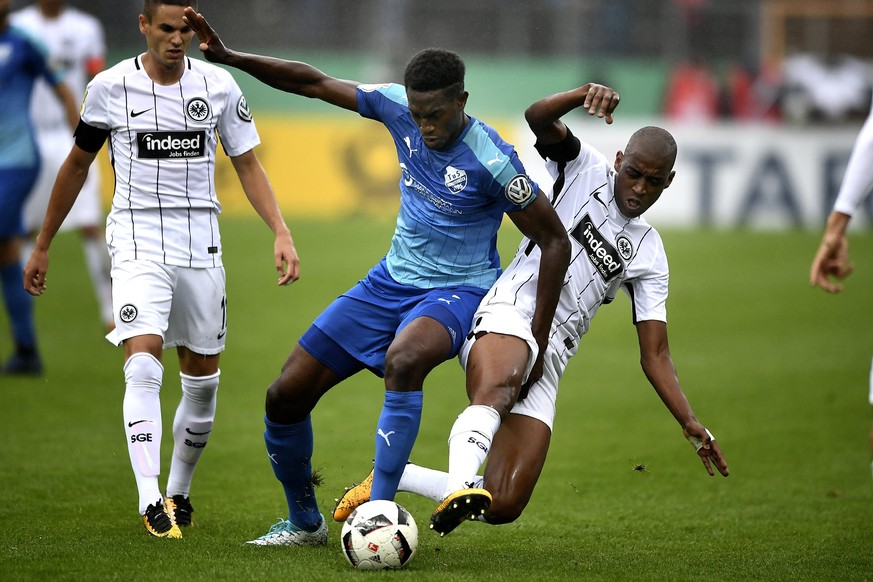 epa06140262 Erndtbrueck&#039;s Mory Konate (L) in action against Frankfurt&#039;s Gelson Fernandes (R) during the German DFB Cup 1st round match between TuS Erndtebrueck and Eintracht Frankfurt in Sie ...