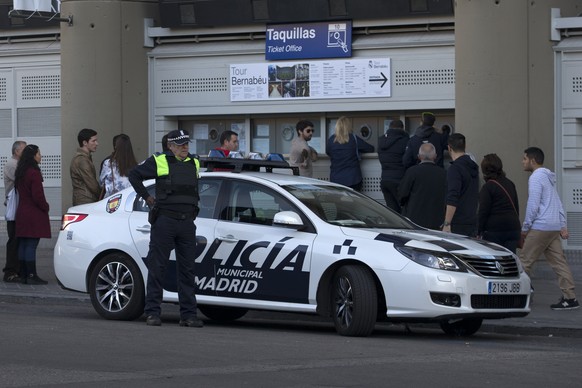Polizisten behalten das Geschehen rund um das Bernabeu-Stadion schon Tage vor Anpfiff im Auge.