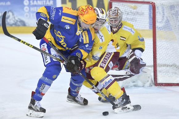 Perttu Lindgren von Davos, links, gegen Riat Damien von Genf, beim Eishockey-Qualifikationsspiel der National League A zwischen dem HC Davos und dem Geneve-Servette HC, am Samstag, 28. Januar 2017, in ...