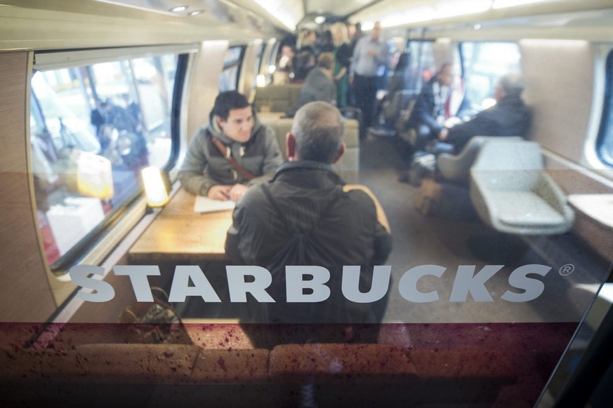 Blick in den Zug, anlaesslich der Eroeffnung des ersten Starbucks Coffee House in einem SBB Zug am Donnerstag, 14. November 2013 in Zuerich. (KEYSTONE/Ennio Leanza)