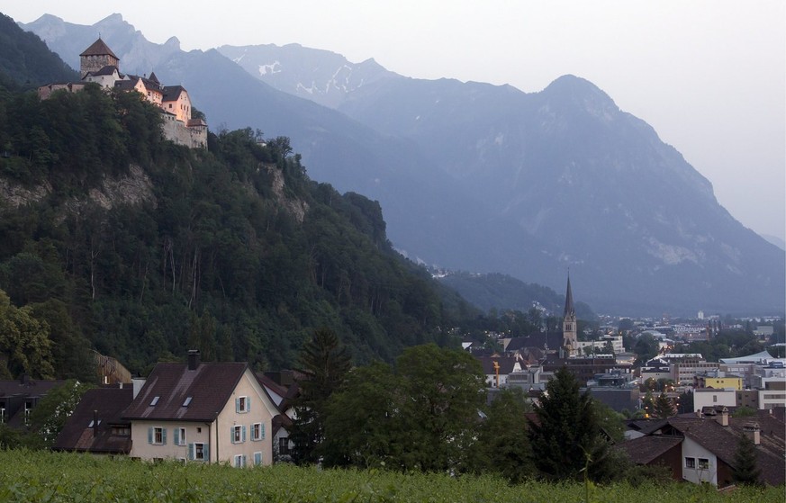 Das Schloss Vaduz am Samstag, 30. Juni 2012, in Vaduz. (KEYSTONE/Peter Klaunzer)