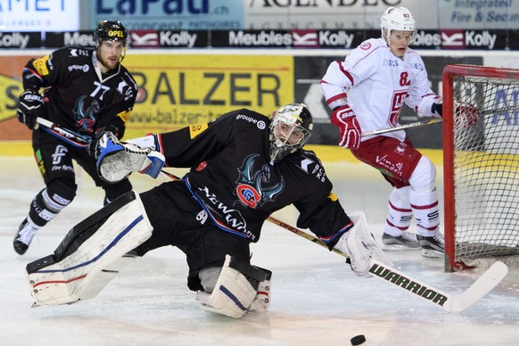 Le defenseur fribourgeois Sebastian Schilt, gauche, et le gardien Fribourgeois Benjamin Conz, centre, luttent pour le puck avec lÕattaquant lausannois Harri Pesonen, droite, lors du match du championn ...