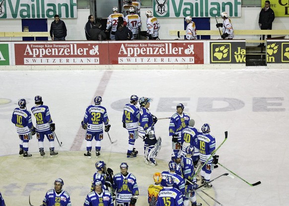 Nach der 1:10-Schlappe verlassen die Basel-Spieler das Eis ohne Handshake (damals machte man dies nicht erst Ende der Serie). Ganz zum Erstaunen der HCD-Spieler.&nbsp;