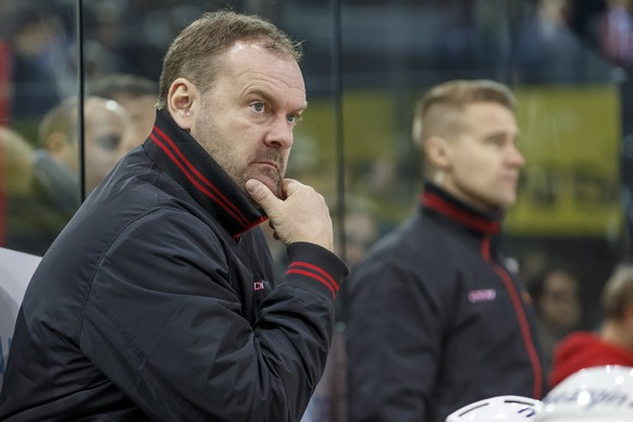 Tigers&#039; Head coach Heinz Ehlers looks on his players, during the game of National League A (NLA) Swiss Championship between Geneve-Servette HC and SCL Tigers, at the ice stadium Les Vernets, in G ...