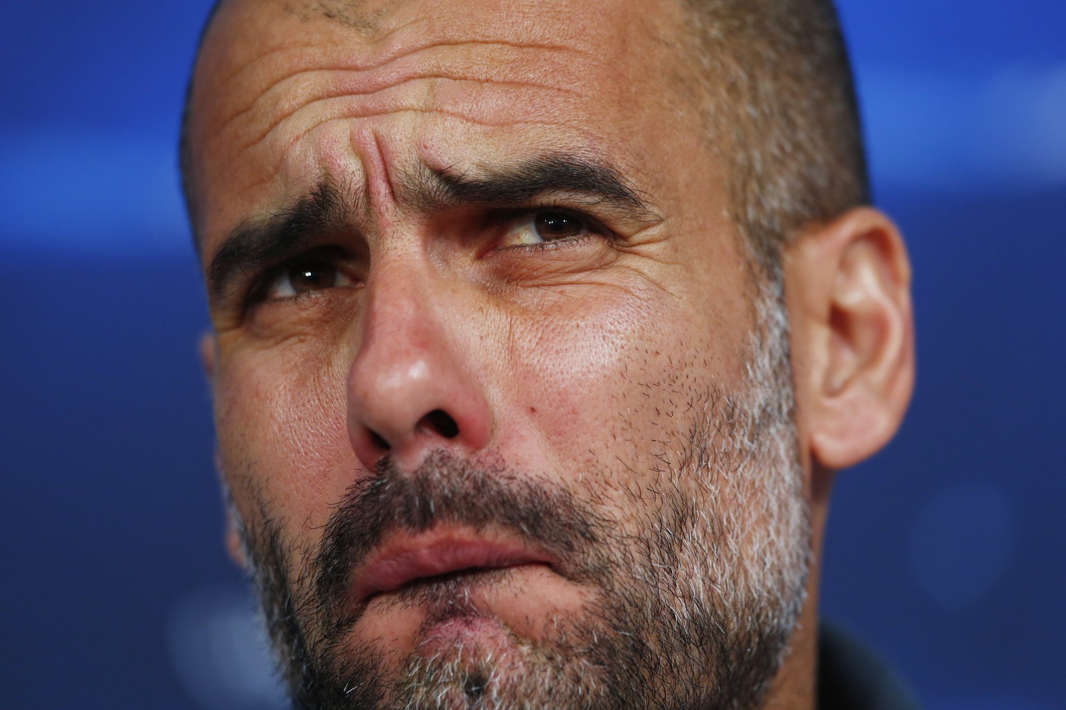 Zuversicht sieht anders aus: Guardiola muss mit Bayern einen 0:3-Rückstand wettmachen.