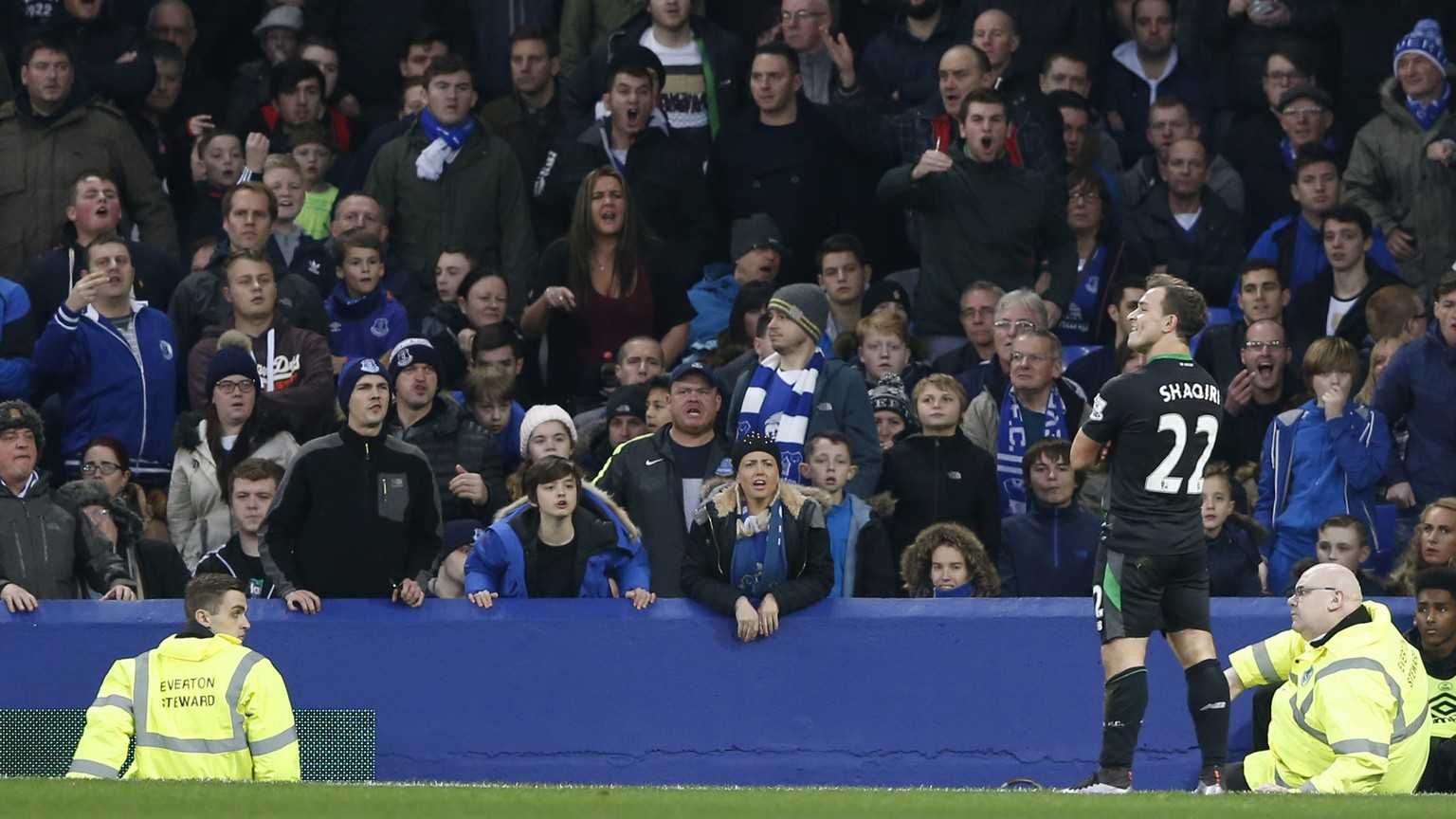 Grinsender Torschütze, hässige Fans: Shaqiri nach seinem Wundertor bei Everton.