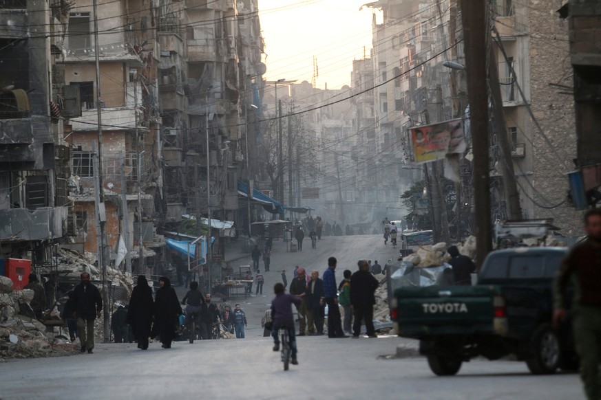 People walk along a street near damaged buildings in Tariq al-Bab neighbourhood of Aleppo, Syria November 2, 2016. REUTERS/Abdalrhman Ismail