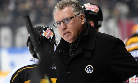 Luganos Trainer Doug Shedden schaut auf das Eis beim Eishockeyspiel der National League A zwischen dem HC Lugano und dem HC Ambri Piotta, in der Resega Eishalle in Lugano, am Montag, 21. November 2016 ...