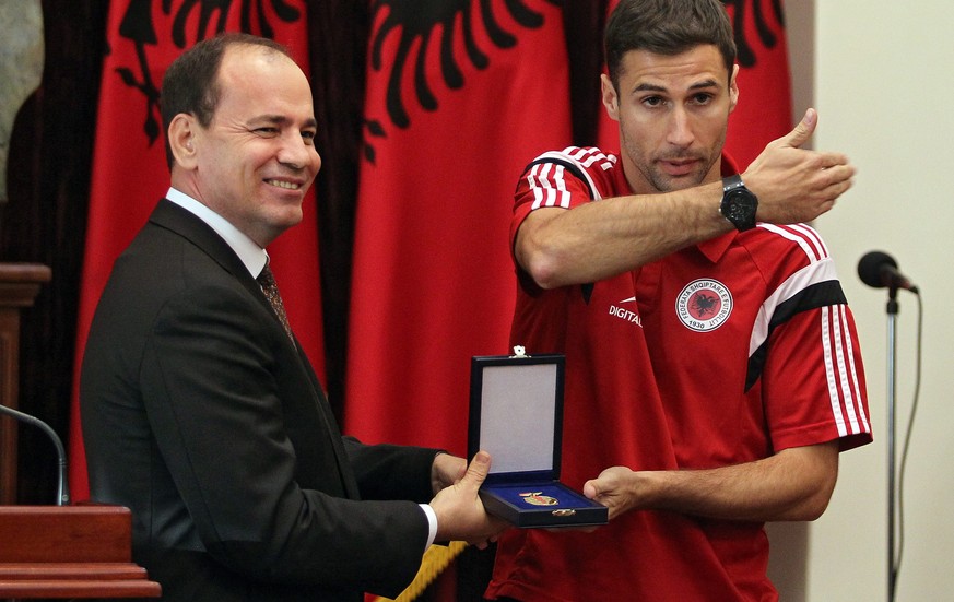 Lorik Cana erhält als Captain des Teams die Ehrenmedaille von Albaniens Präsident&nbsp;Bujar Nishani.