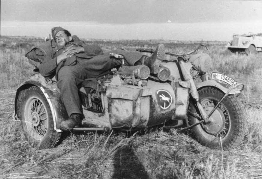 September 1942: Ein deutscher Soldat der 24. Panzerdivision schläft auf seinem Beiwagen in Südrussland.